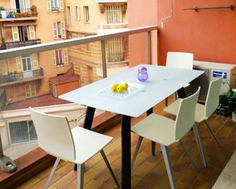 d'une table et de chaises blanches sur un balcon. dans l'établissement Large Studio 907T near Monte Carlo Casino Monaco, à Monte-Carlo