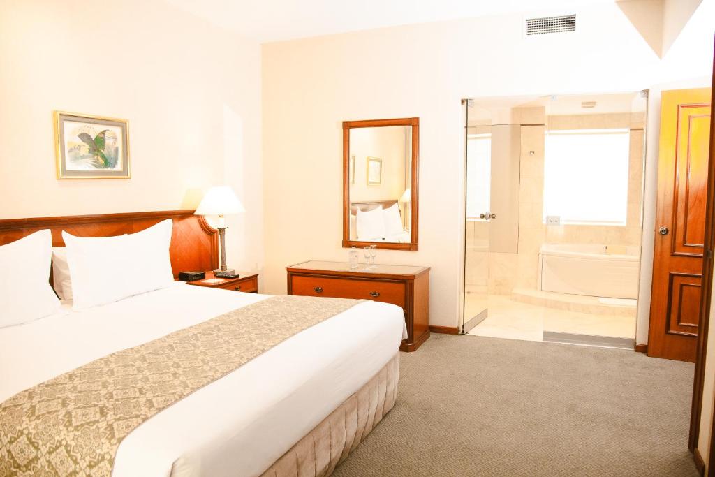 Postel nebo postele na pokoji v ubytování Los Tallanes Hotel & Suites