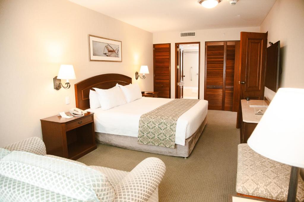 מיטה או מיטות בחדר ב-Los Tallanes Hotel & Suites