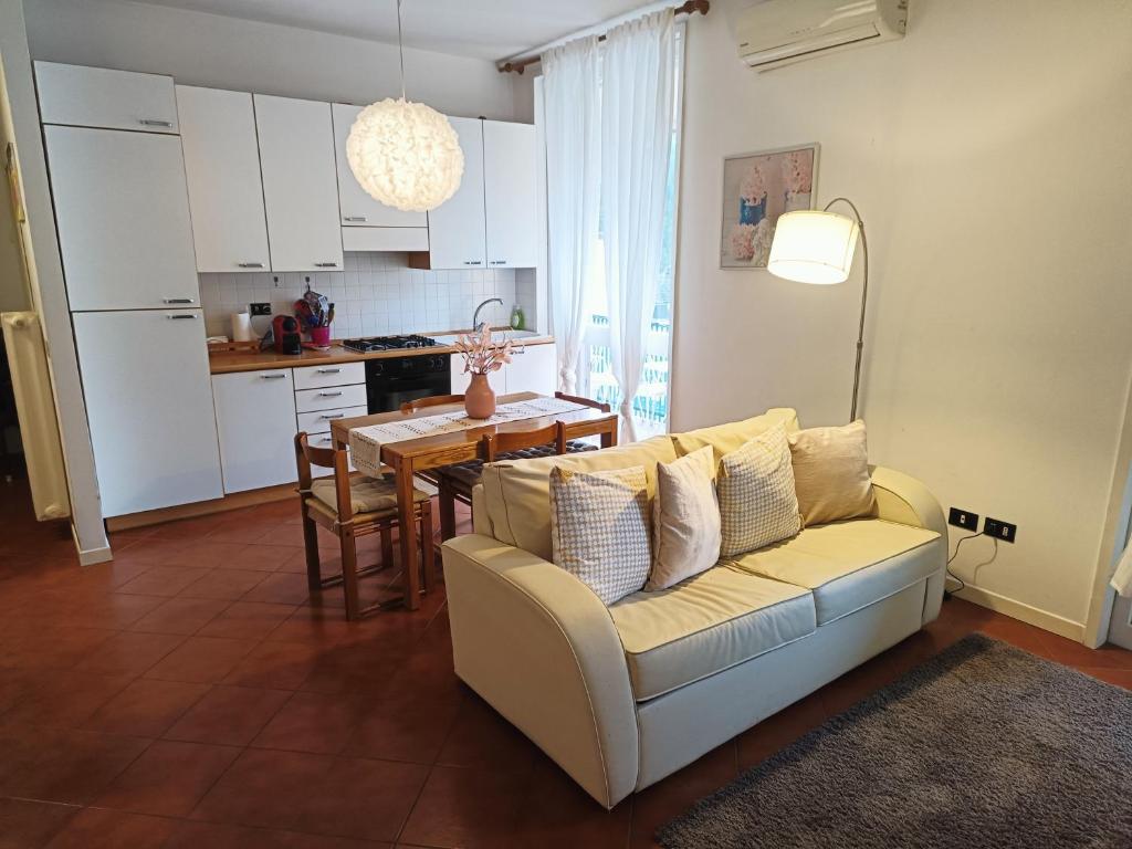 un soggiorno con divano e tavolo di BlancoHouse Viale Ceccarini a Riccione