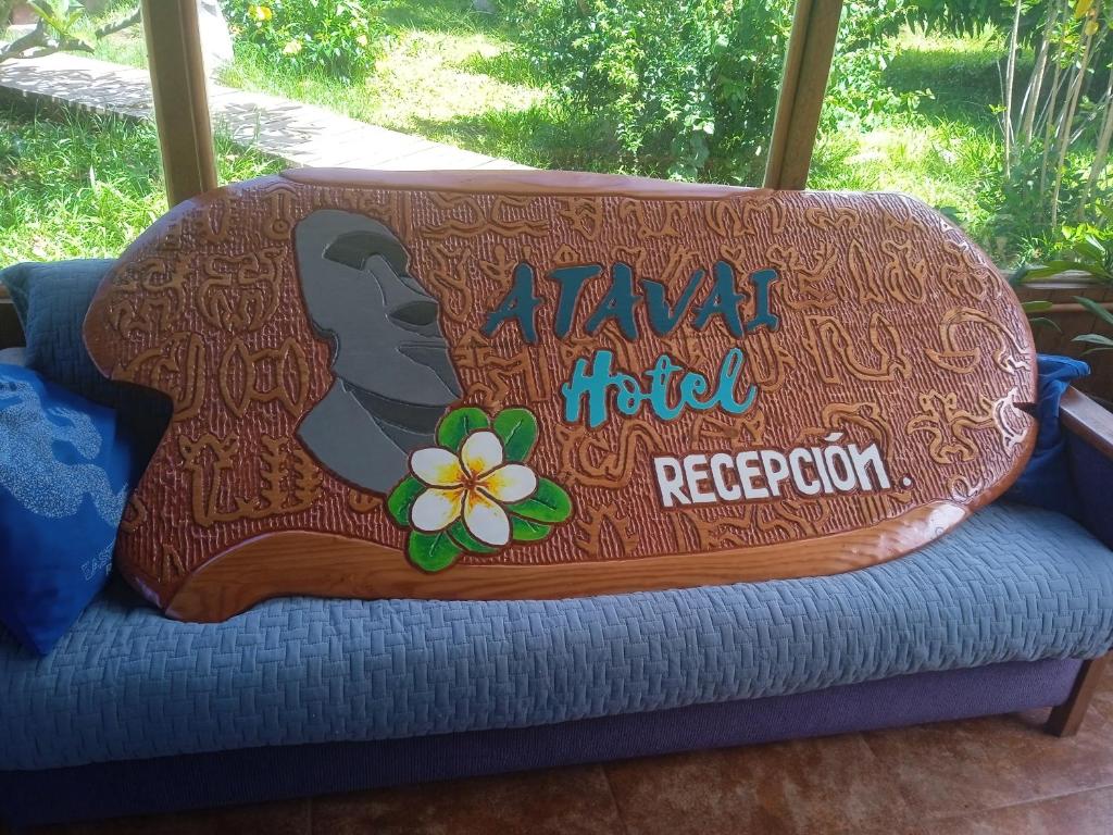 Una almohada en un sofá con una flor encima. en Atavai Hotel Rapa Nui, en Hanga Roa