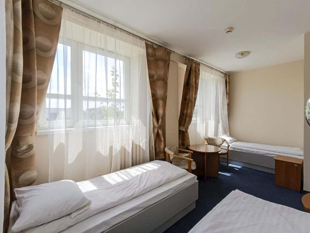 een hotelkamer met een bed en een raam bij Sami Swoi Kutno in Kutno