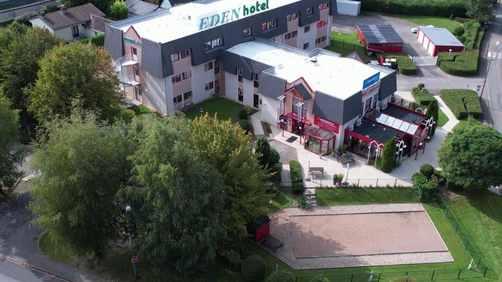 einen Blick über ein Gebäude mit einer Feuerwache in der Unterkunft The Originals City, Hôtel Éden, Rouen Nord (Inter-Hotel) in Bois-Guillaume