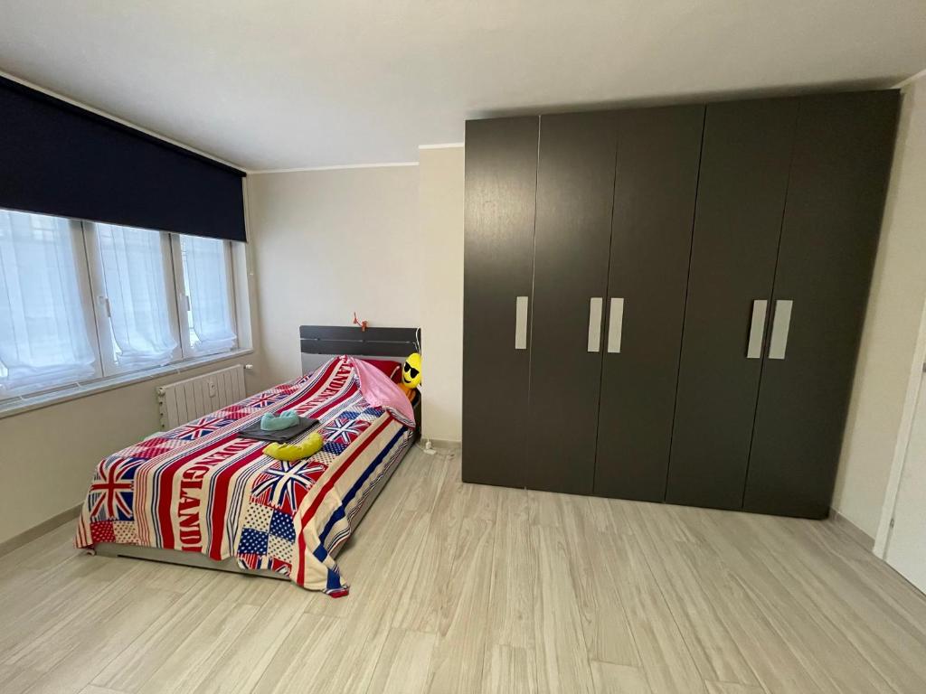 ein Schlafzimmer mit einem Bett und einem großen Schrank in der Unterkunft Sun shine in Cesano Boscone