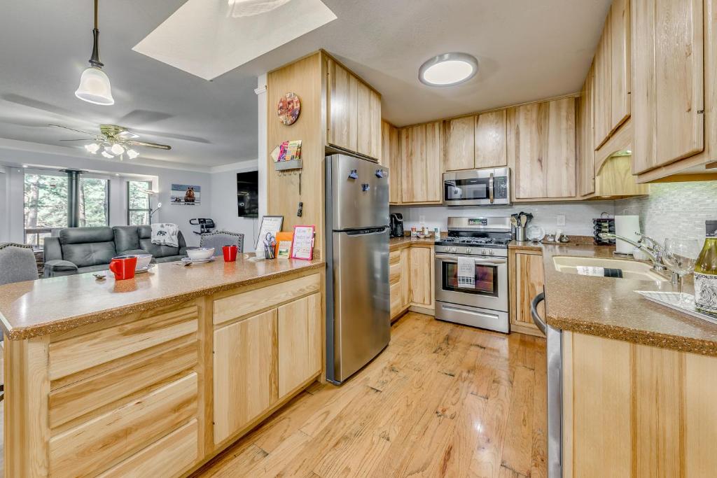 Η κουζίνα ή μικρή κουζίνα στο Ruidoso Cabin with Hot Tub about 2 Mi to Grindstone Lake