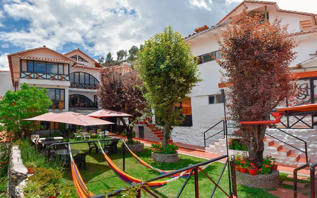 ein Gebäude mit einem Garten und einem Spielplatz in der Unterkunft Tika Wasi Casa Boutique in Cusco