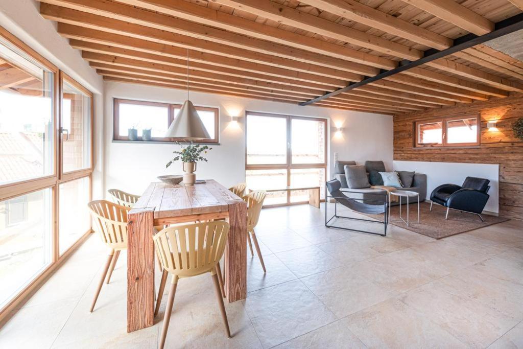 een woonkamer met een tafel en stoelen bij Chalet Buron 7 in Kaufbeuren