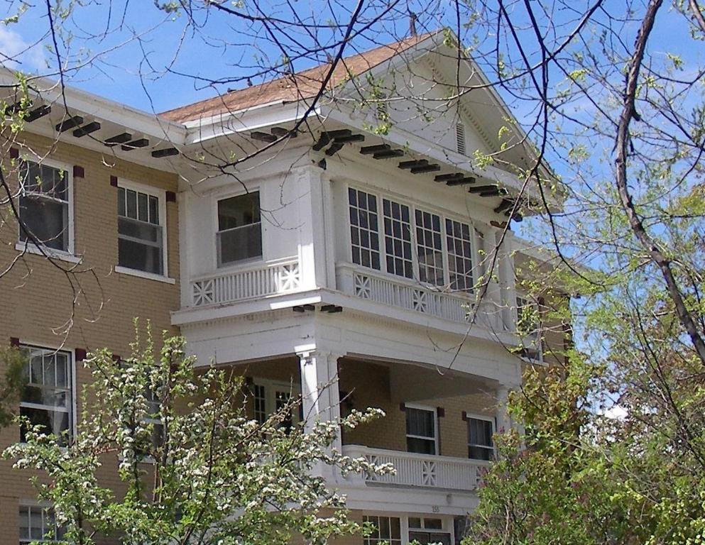 Una casa blanca con un balcón en el lateral. en Riverside Hot Springs Inn & Spa - Adults Only, en Lava Hot Springs