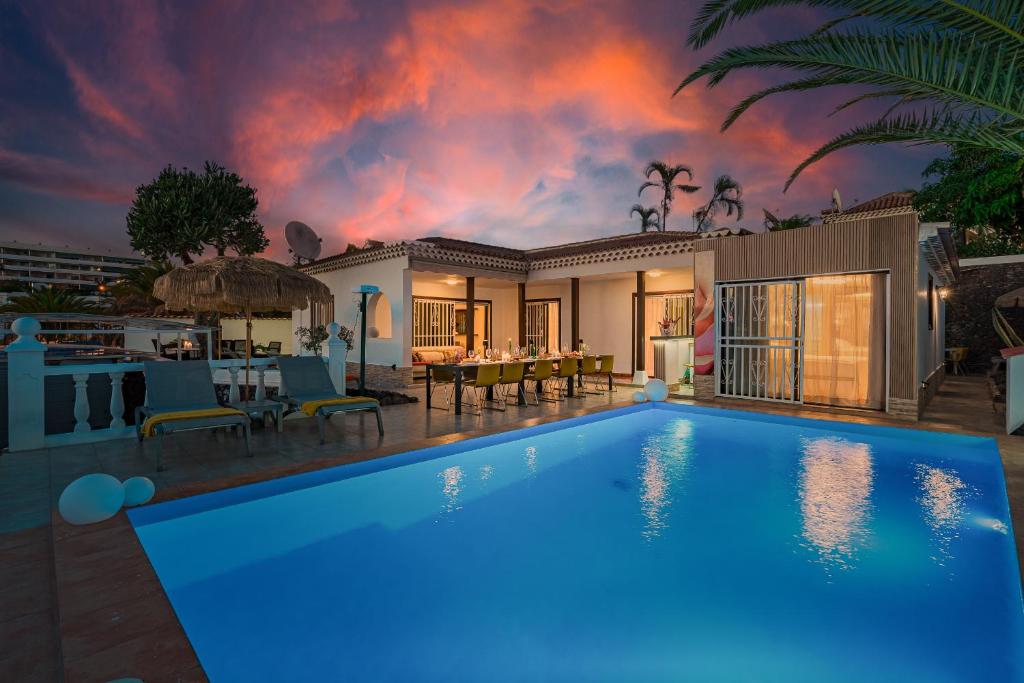 ロス・クリスティアーノスにあるVilla 4bed private pool en Los Cristianosの日没の家の前のスイミングプール