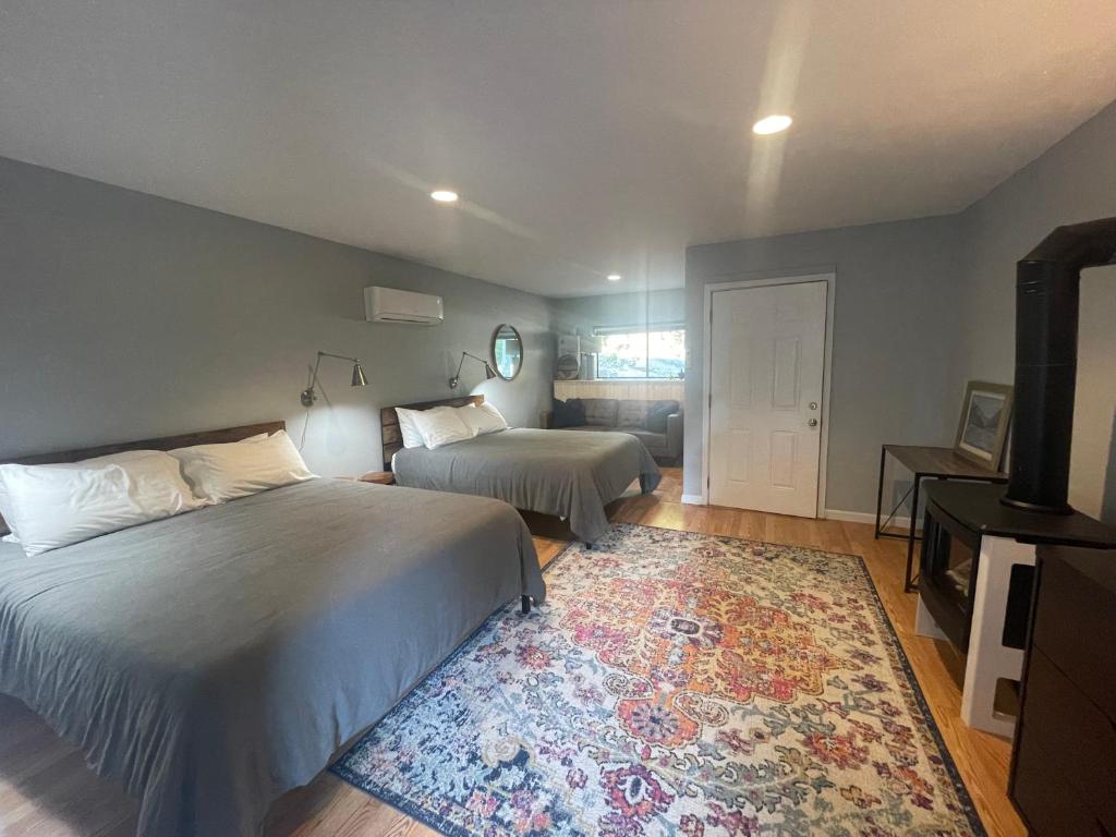 een slaapkamer met 2 bedden en een tapijt bij Dogwood in Dayton