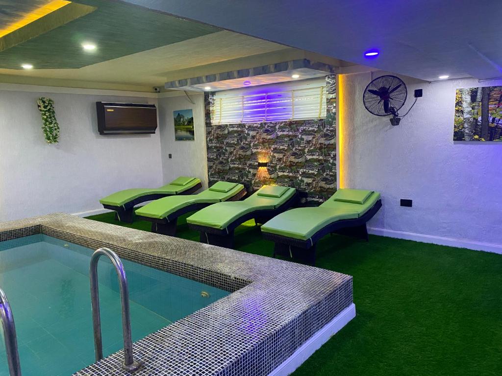 Bazén v ubytování MOK Apartments & Suites nebo v jeho okolí