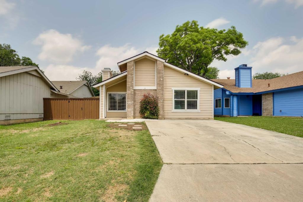 una casa con una entrada delante de ella en Sunny San Antonio Home with Backyard and Patio!, en San Antonio