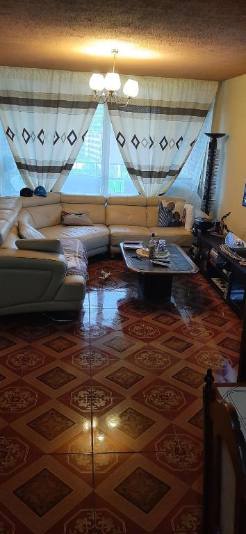un soggiorno con divano e tavolo di Klinkenberg Gardens Apartment Pretoria Central a Pretoria