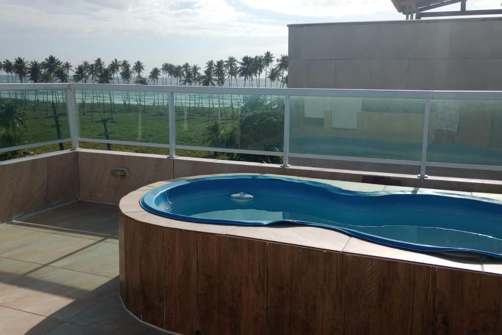 卡博迪聖阿戈斯蒂尼奧的住宿－Cobertura com vista pro mar，大楼顶部的按摩浴缸