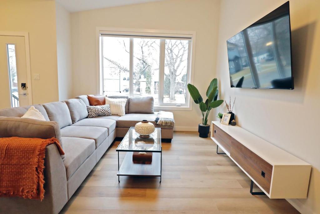 TV a/nebo společenská místnost v ubytování Downtown 3 Queen Beds, AC, Double Garage, Disney