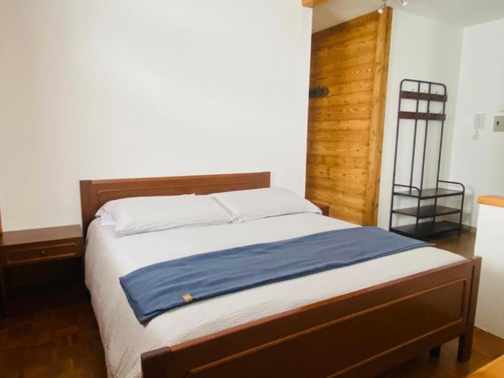 Un dormitorio con una cama con una manta azul. en Maison Le Cré Appartamento 2 en Introd