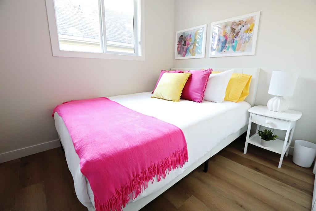 Postel nebo postele na pokoji v ubytování Downtown 3 Queen Beds, AC, Double Garage, Disney