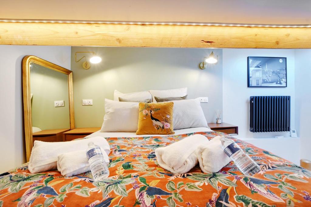 Luxury Duplex by Les Maisons de Charloc Homes tesisinde bir odada yatak veya yataklar