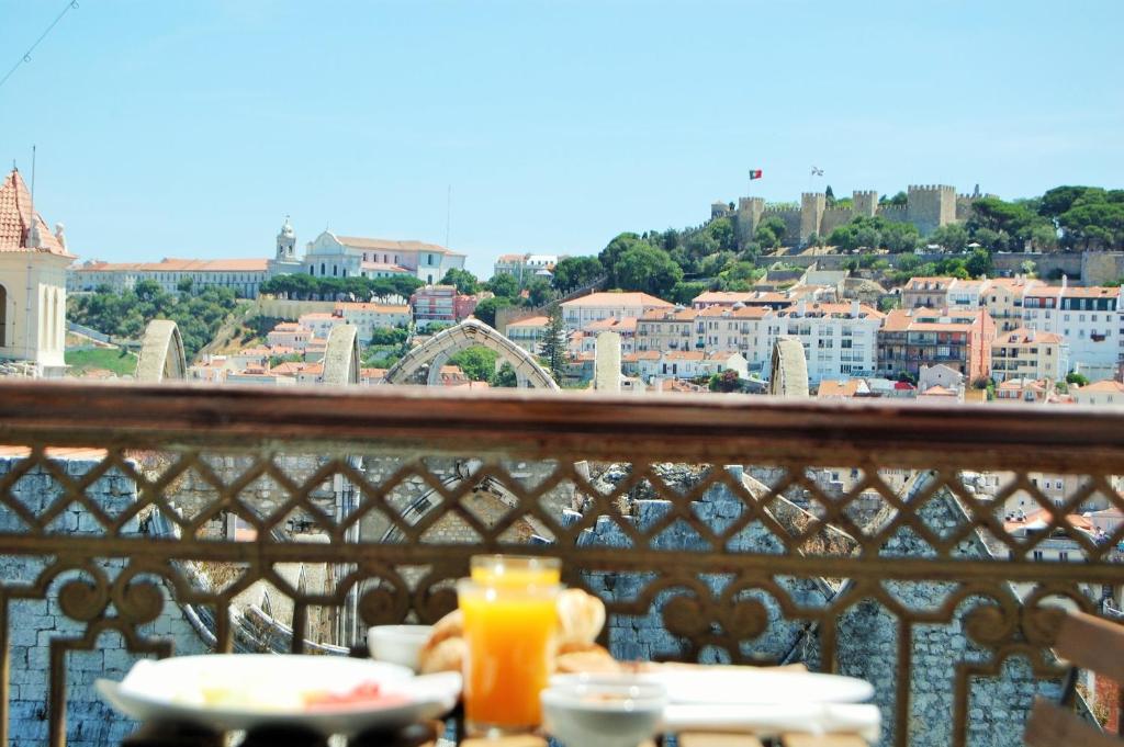 einen Tisch mit Stadtblick vom Balkon aus in der Unterkunft Feeling Chiado 15 in Lissabon