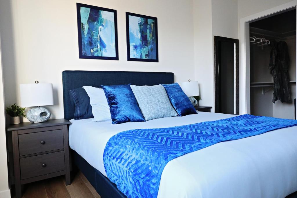 Postel nebo postele na pokoji v ubytování Downtown 3 Queen Beds, AC, Double Garage, Disney