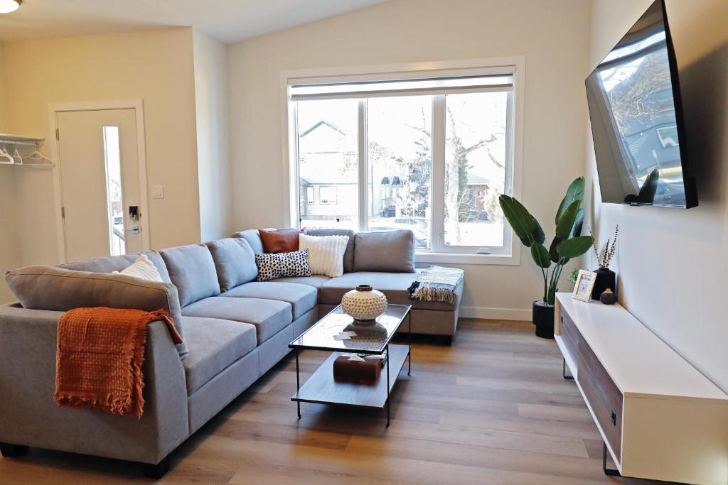 TV a/nebo společenská místnost v ubytování Downtown 3 Queen Beds, AC, Double Garage, Disney