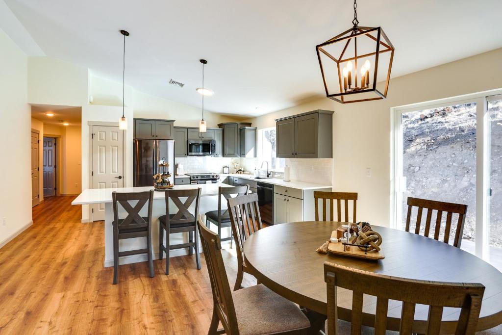 a kitchen and dining room with a table and chairs at Terrebonne Home Steps to Deschutes River! in Terrebonne