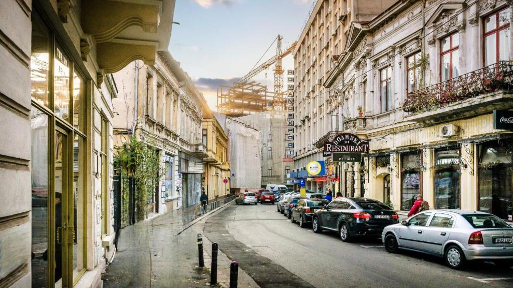 une rue de la ville avec des voitures garées dans la rue dans l'établissement Historic Charm, Modern Comfort - Accommodation in the Heart of The Old Town, à Bucarest