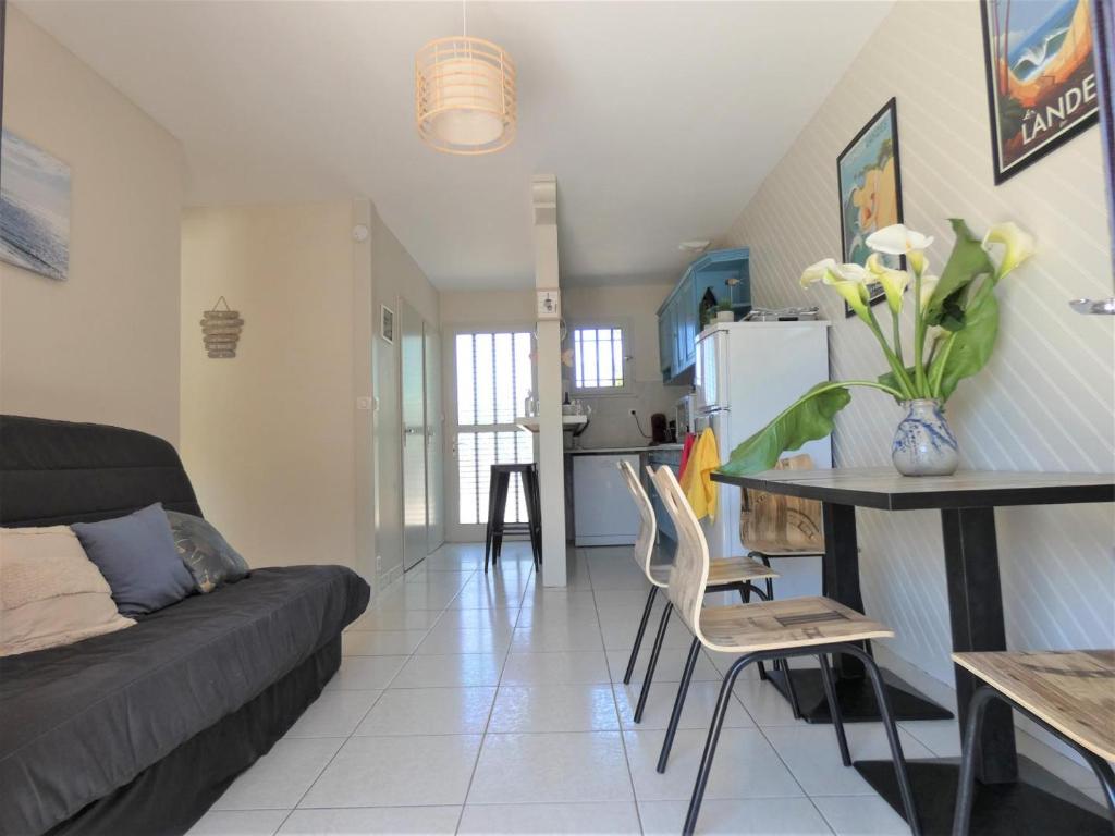 ヴィエル・サン・ジロンにあるEscapade oceaneのソファとテーブルのあるリビングルーム