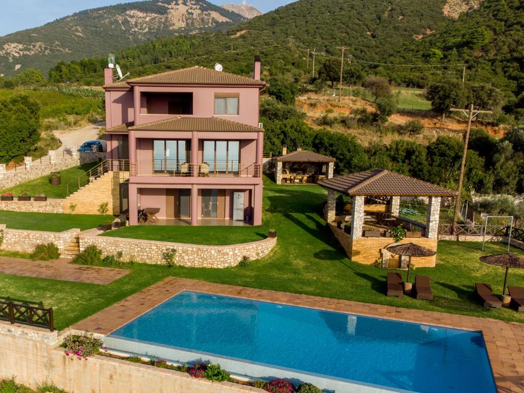una vista aérea de una casa con piscina en Villa Alexandros - Four Seasons, en Patra