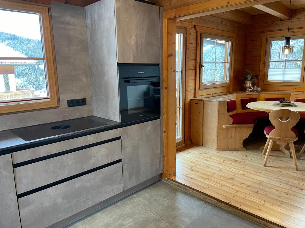 Kuchyňa alebo kuchynka v ubytovaní Chalet Kleinbergsonne