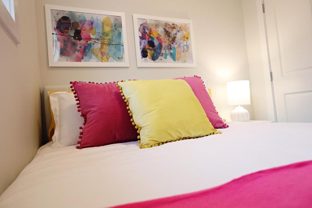 Postel nebo postele na pokoji v ubytování Downtown 3 Queen Beds, AC, Double Garage, Disney