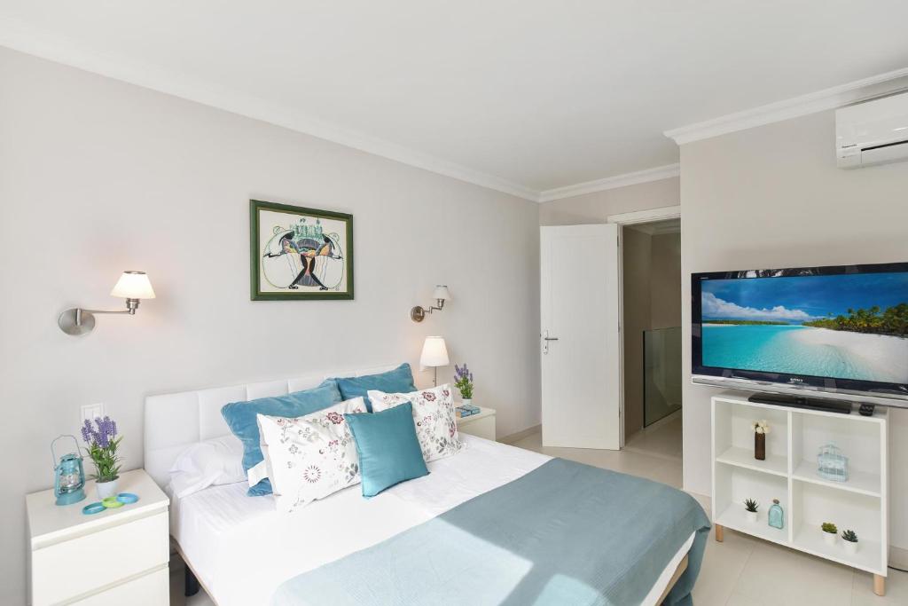 Telewizja i/lub zestaw kina domowego w obiekcie Beachfront Apartment Las Burras MRA 02