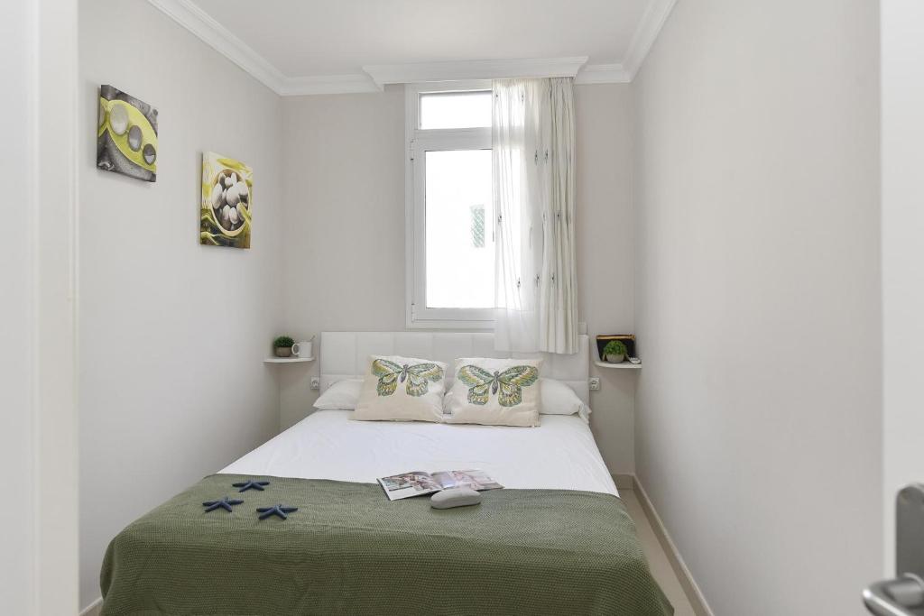 Łóżko lub łóżka w pokoju w obiekcie Beachfront Apartment Las Burras MRA 02