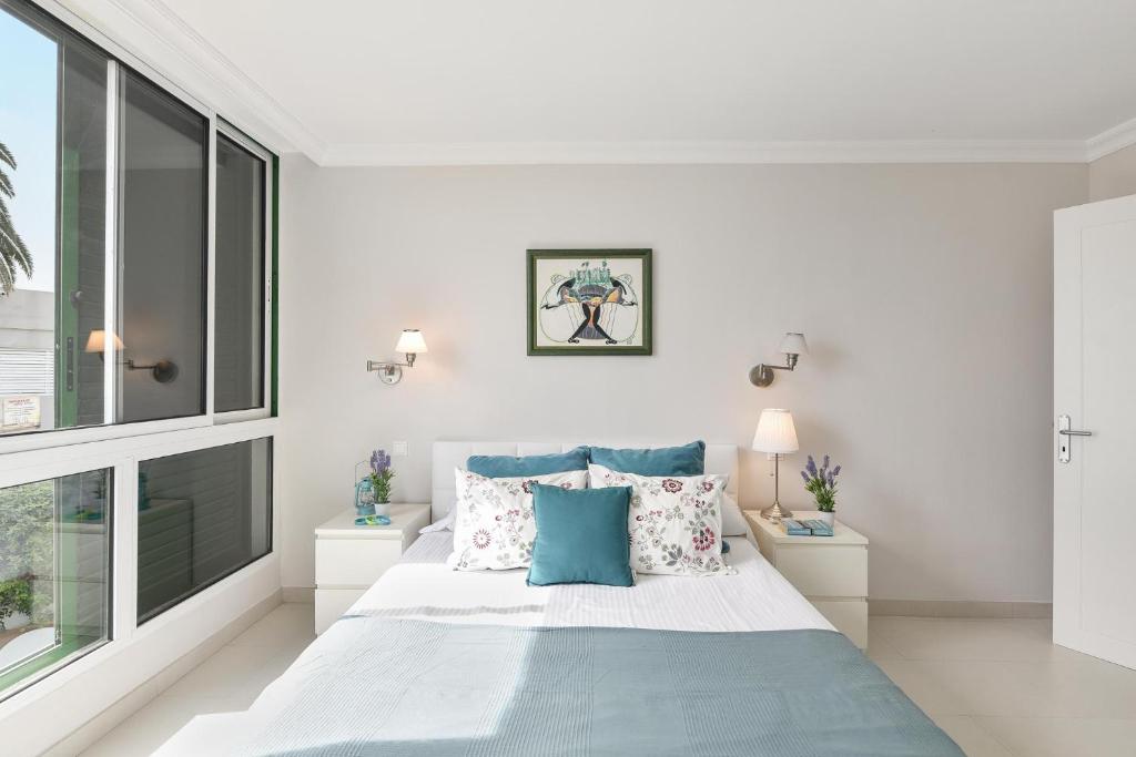 sypialnia z dużym łóżkiem i oknem w obiekcie Beachfront Apartment Las Burras MRA 02 w mieście San Agustin