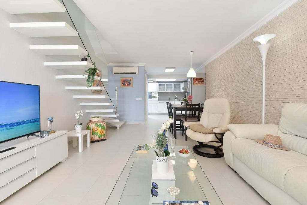 salon z kanapą i telewizorem w obiekcie Beachfront Apartment Las Burras MRA 02 w mieście San Agustin
