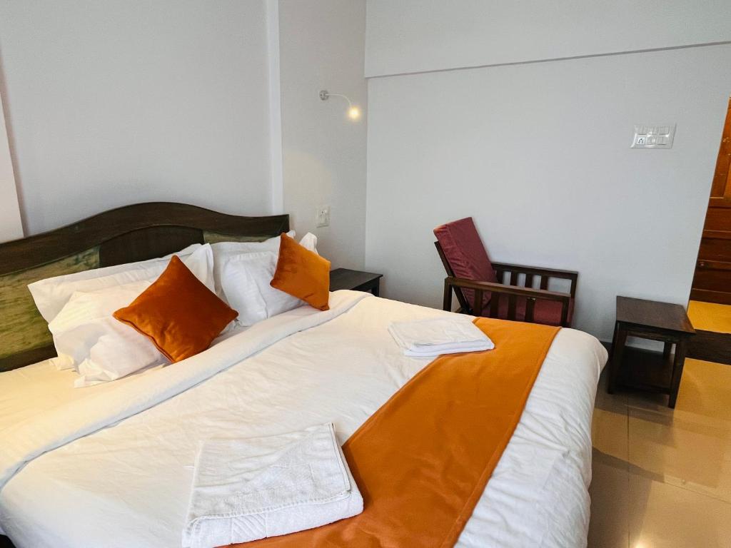 Postel nebo postele na pokoji v ubytování Nagas Hotel Satyavati Morjim