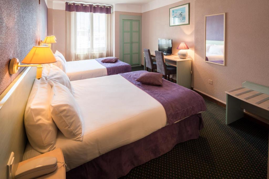 Postel nebo postele na pokoji v ubytování Hôtel Christina Lourdes