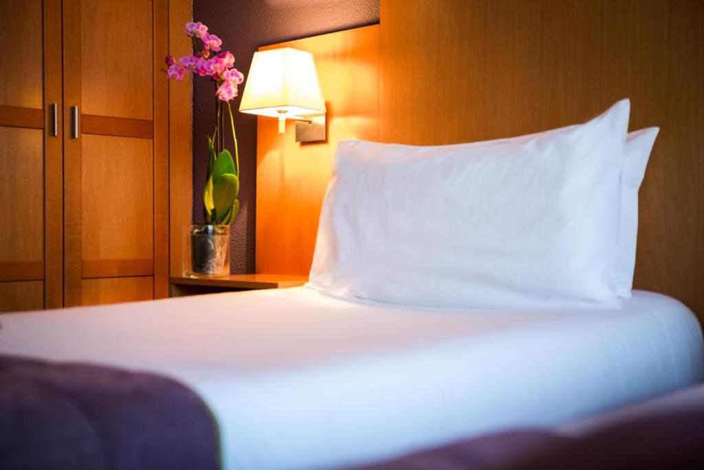 Postel nebo postele na pokoji v ubytování Hôtel Christina Lourdes