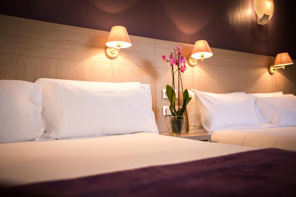 Postel nebo postele na pokoji v ubytování Hôtel Christina Lourdes