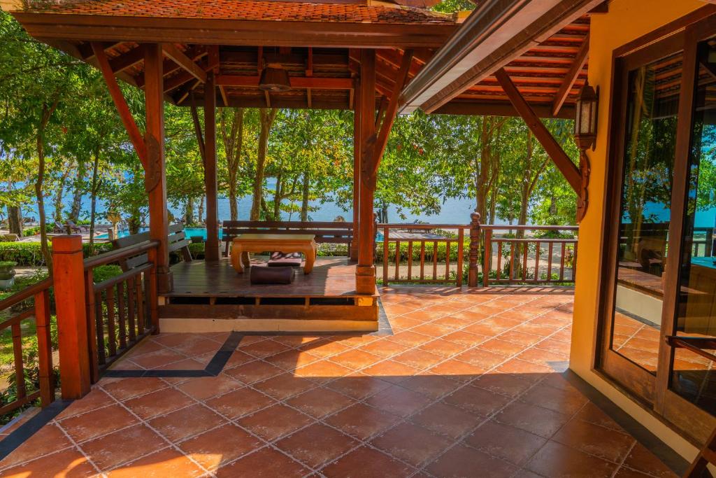 Balkón nebo terasa v ubytování Chivapuri Beach Resort
