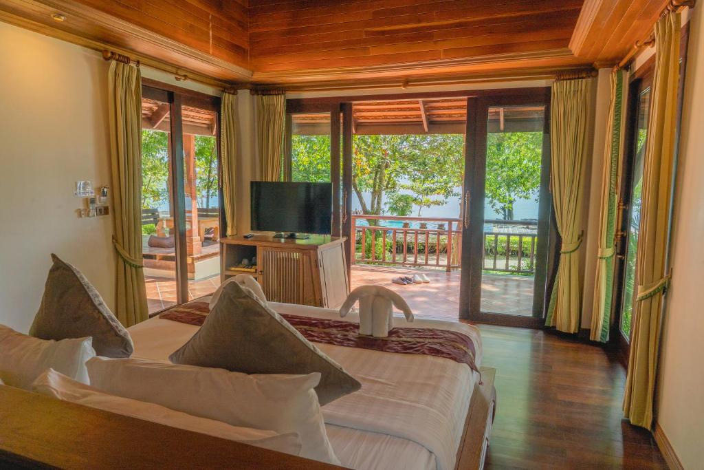 TV a/nebo společenská místnost v ubytování Chivapuri Beach Resort