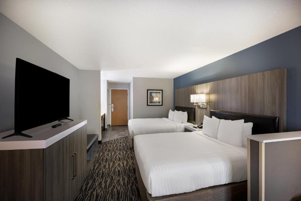 TV a/nebo společenská místnost v ubytování Best Western PLUS Mountain View Auburn Inn