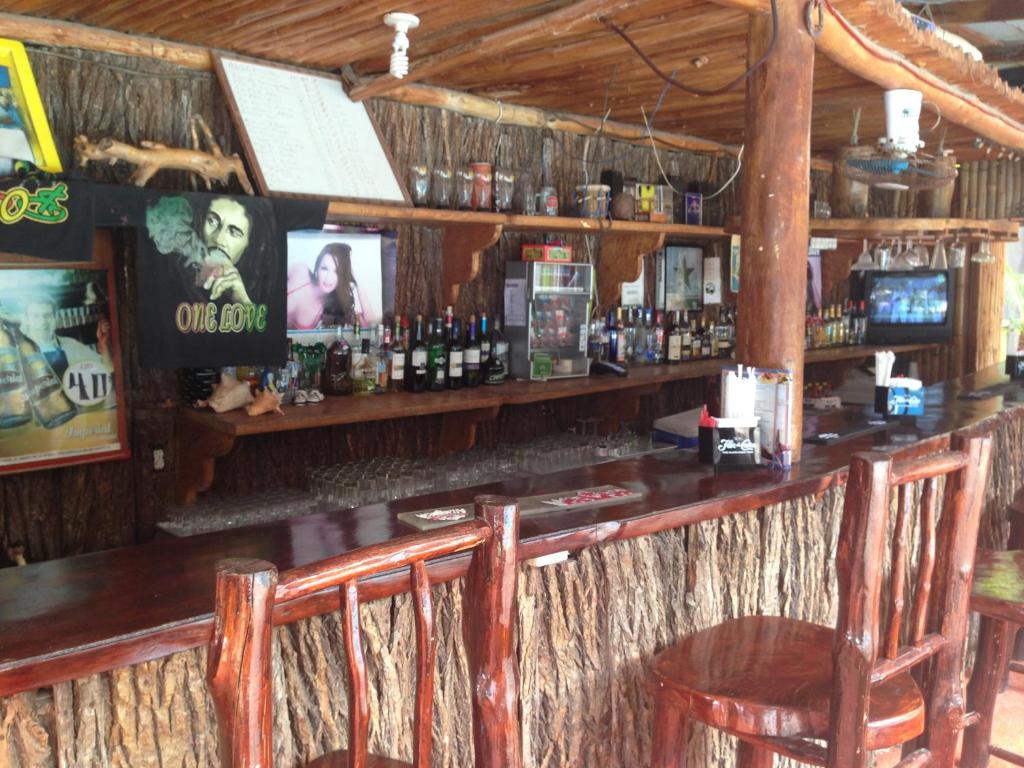 Lounge nebo bar v ubytování La Delphina Bed and Breakfast Bar and Grill