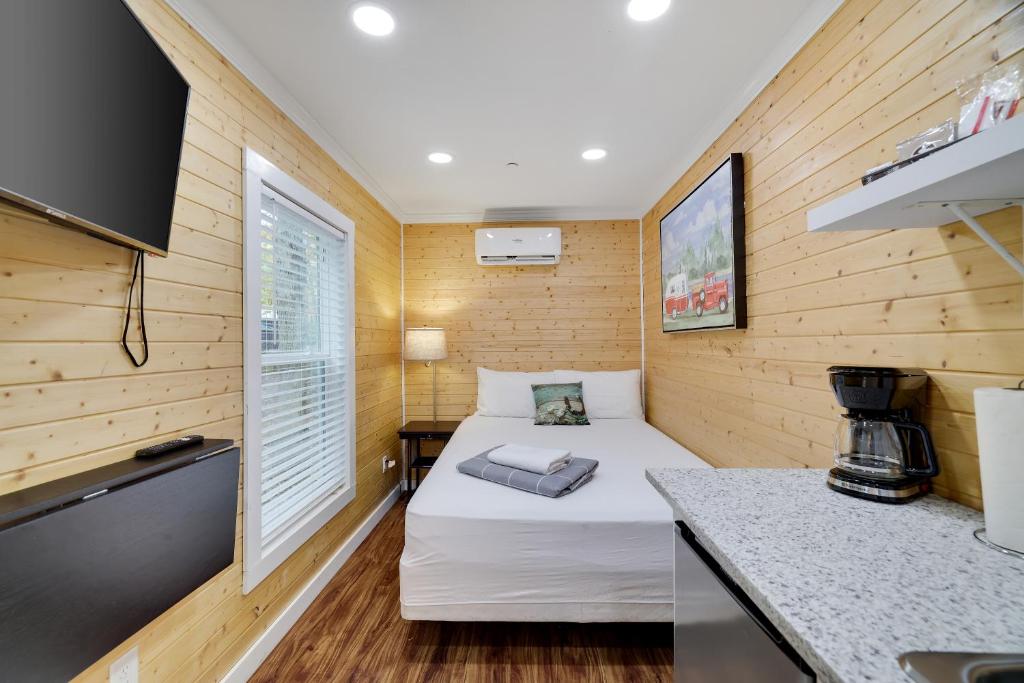Postel nebo postele na pokoji v ubytování Camptel Poconos Lodging