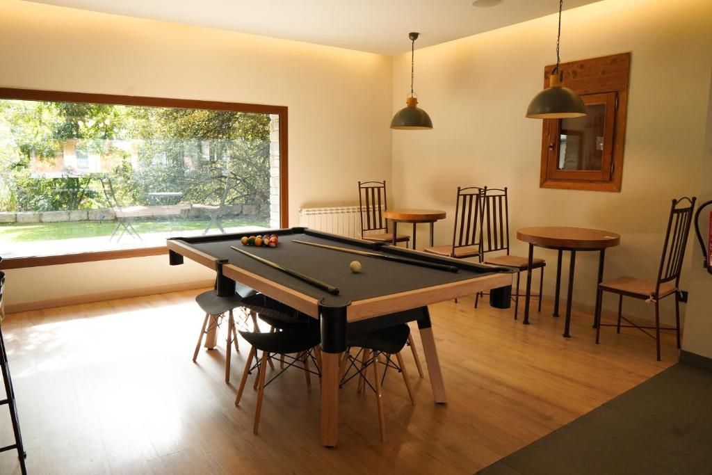 Stolný tenis v ubytovaní Hotel Els Encantats alebo v jeho okolí