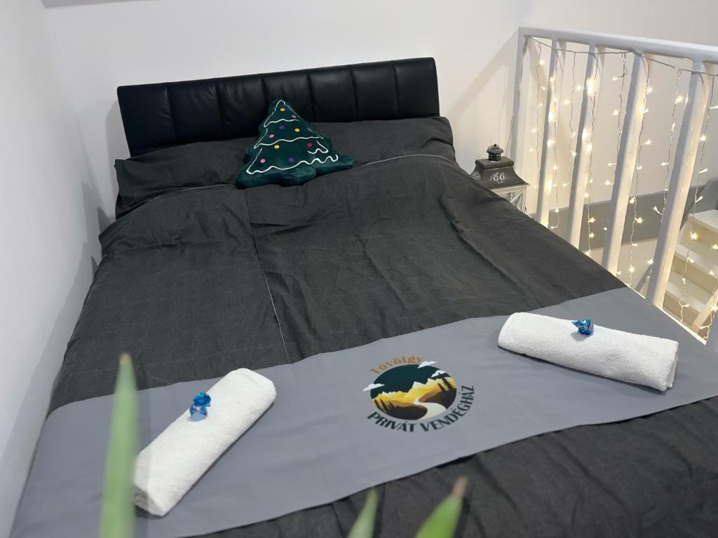 מיטה או מיטות בחדר ב-Tóvölgy Privát Vendégház