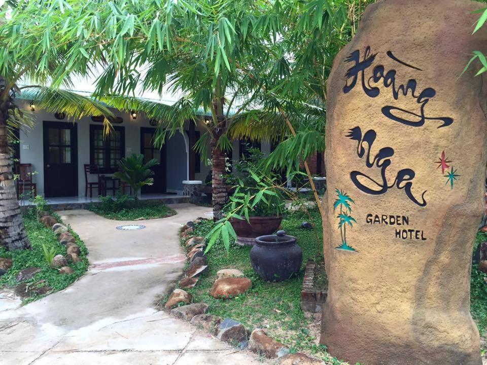 Un árbol con escritura a un lado. en Hoang Nga Garden Guesthouse en Mui Ne