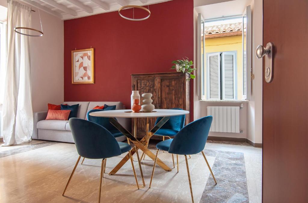 Casa Matta في كاستل غاندولفو: غرفة معيشة مع طاولة وكراسي زرقاء