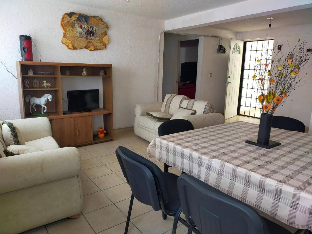ein Wohnzimmer mit einem Tisch und einem Sofa in der Unterkunft Ubicacion Privilegiadadepartamento En El Centro in Almoloya de Juárez
