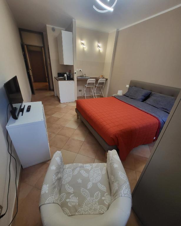 1 dormitorio con 1 cama, 1 sofá y 1 silla en La Rosa Cesena, en Cesena